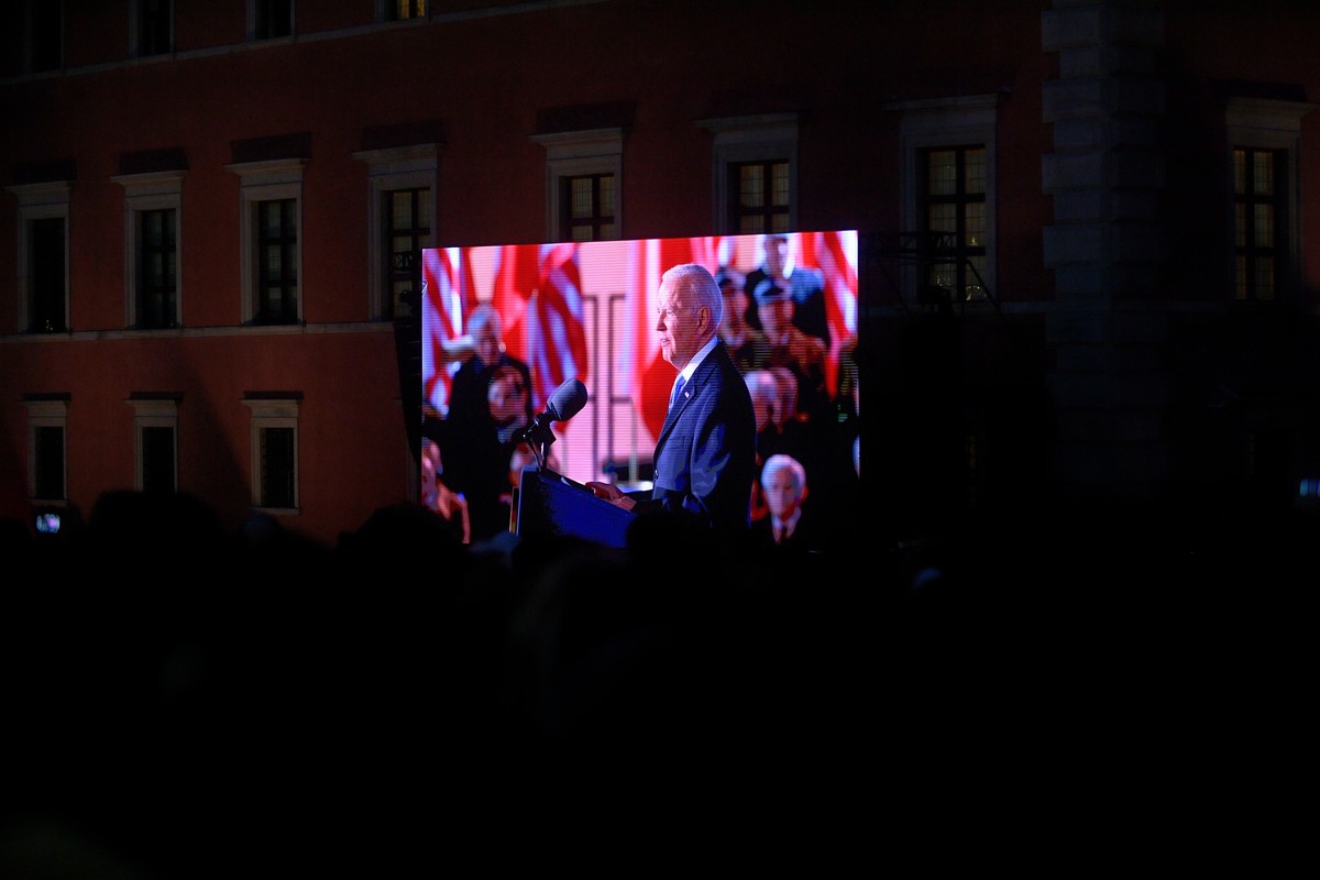 Warszawa, 26.03.2022. Wizyta prezydenta USA Joe Bidena. Prezydent USA Joe Biden (na ekranie) przemawia na Placu Zamkowym w Warszawie.