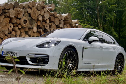 Nowe Porsche Panamera plug-in hybrid. 560 KM pod maską i ani kropli paliwa przez ponad 50 km