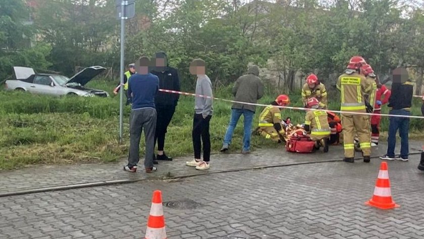 Staranował autem płot i spadł ze skarpy. 