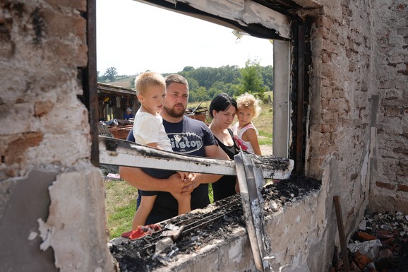(FOTO) GROM UDARIO U KUĆU PAVLOVIĆA, A ONDA JE KRENUO HOROR! Majka sa dvoje dece bila unutra, pobegli u poslednjem momentu: Sve što su godinama stvarali nestalo za tren