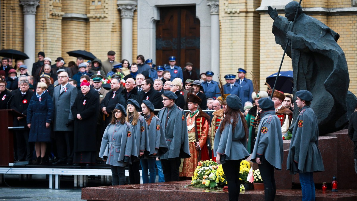 Wspólnym odśpiewaniem hymnu Polski, po uroczystym wjeździe na rynek Manufaktury marszałka Piłsudskiego, uczcili łodzianie Święto Niepodległości. Wcześniej mszę św. w intencji ojczyzny odprawił w archikatedrze metropolita łódzki Marek Jędraszewski.