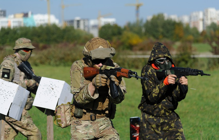 Ukrajinski civili primaju vojnu obuku u Lavovu