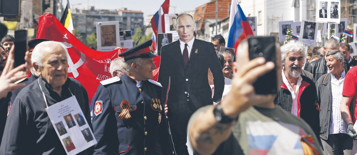 Manifestanci z portretem Władimira Putina podczas uroczystości z okazji rocznicy zakończenia II wojny światowej, Belgrad, 9 maja 2022 r.