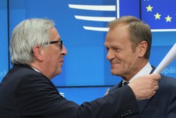 Szef Rady Europejskiej Donald Tusk (P) i przewodniczący Komisji Europejskiej Jean-Claude Juncker