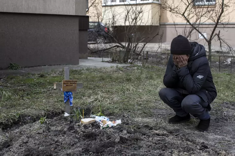 Ukrainka z Buczy nad grobem męża zamordowanego przez rosyjskich żołnierzy