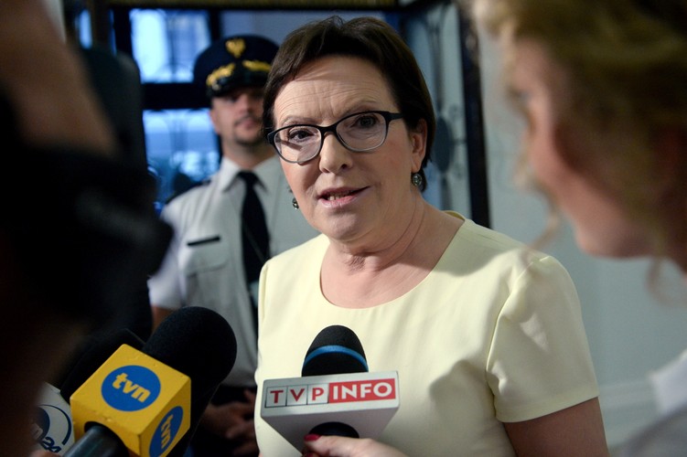 <b>Jakie zmiany w podatkach proponuje Kopacz</b>
<br>
<br>
Jeżeli chodzi o przedwyborcze obietnice to Kopacz nie pozostaje dłużna Szydło, jednak rząd nie zamierza licytować się z PiS na wysokość podwyżki kwoty wolnej od podatku. Ma inny pomysł - zerowy PIT dla młodych. Ludzie do 30. roku życia byliby zwolnieni z podatku dochodowego, co ułatwiłoby im wejście na rynek pracy, a pracodawców skłoniłoby do zatrudniania młodych.
<br>
<br>
Od przyszłego roku mają też spaść stawki VAT - podstawowa z 23 do 22 proc.
<br>
<br>
Rząd rozważa również obniżkę podatku dla firm (na przykład z 19 proc. na 15 proc. za zatrudnianie pracowników na etatach), przymierza się też do podwyżki kosztów uzyskania przychodu. Chodzi o koszty kwotowe, które pracodawcy potrącają osobom zatrudnionym na etatach i pokrywają one koszty ich dojazdu do pracy. Ich podwyżka pozwoli zatrudnionym na umowach o pracę płacić nieco mniejsze podatki. 
<br>
<br>
<a  href=