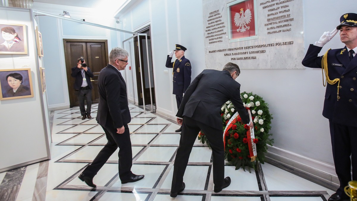 Marszałek Sejmu Marek Kuchciński, marszałek Senatu Stanisław Karczewski oraz przedstawiciele Prezydium Sejmu uczcili rano pamięć parlamentarzystów, którzy zginęli w katastrofie smoleńskiej z 10 kwietnia 2010 roku.