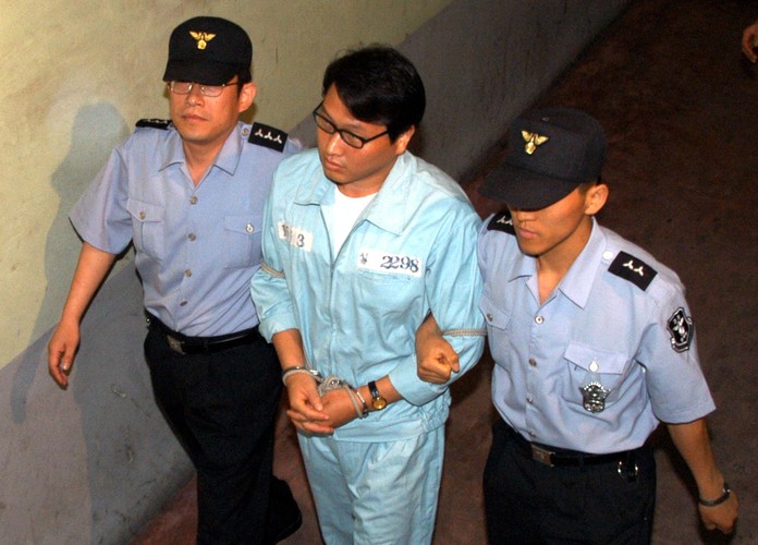 Chey Tae Won (prezes SK Corporation) został skazany na 4 lata więzienia za przywłaszczenie pieniędzy z kasy kilku firm zależnych od jego korporacji na sumę około 45 mln dolarów.