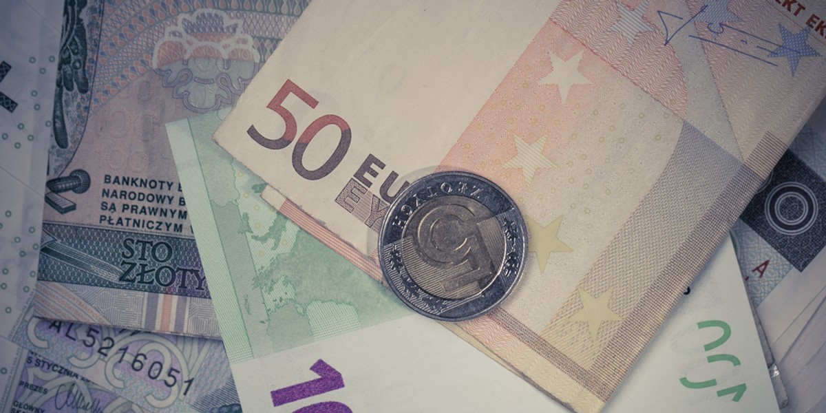 Złoty traci przez wojnę w Ukrainie