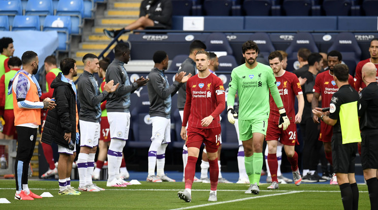 A City játékosai sorfalat álltak az új bajnok Liverpoolnak a kezdő sípszó előtt /Fotó: Getty Images