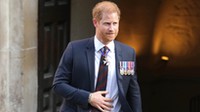 Valami nagyon nem stimmel Harry herceg hajával: a rajongók egyből kiszúrták a furcsaságot