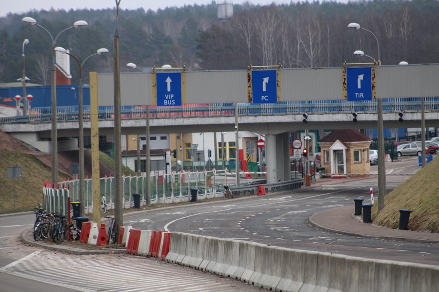 Bobrowniki. Opuszczone szlabany i czerwone światło dla pojazdów