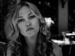 Julia Stiles w kręgu przyjaciół