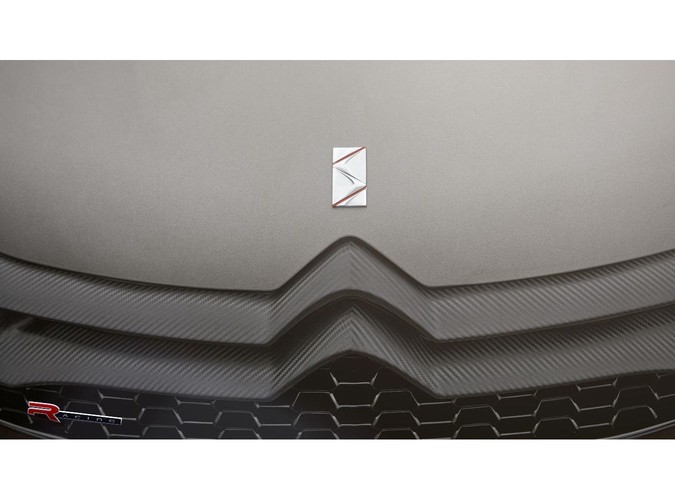 Pod maską turbobenzynowy silnik 1.6 z którego czarodzieje Citroen Racing wykrzesali 256 KM czyli 160 KM z jednego litra pojemności