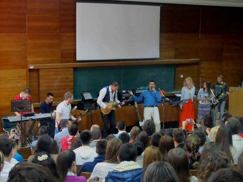 Profesori Pavlović i Bešić ovaj put u amfiteatru kao muzičari