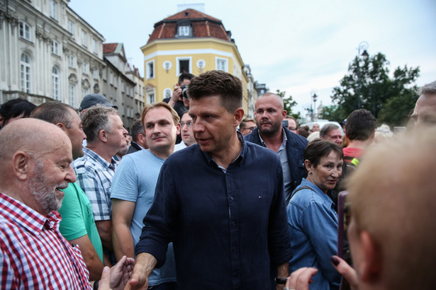 Petru relacjonuje obchody miesięcznicy smoleńskiej na Twitterze, a tu taka niespodzianka... Zobacz WIDEO