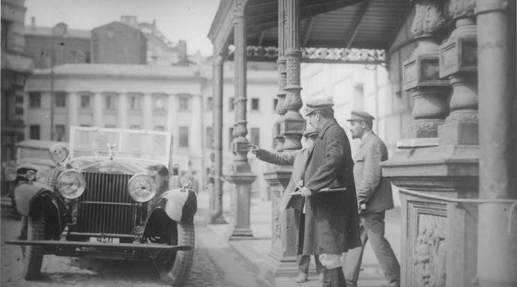 Sztálin éppen a Rolls-Royce autója előtt ácsorog/Fotó:Northfoto