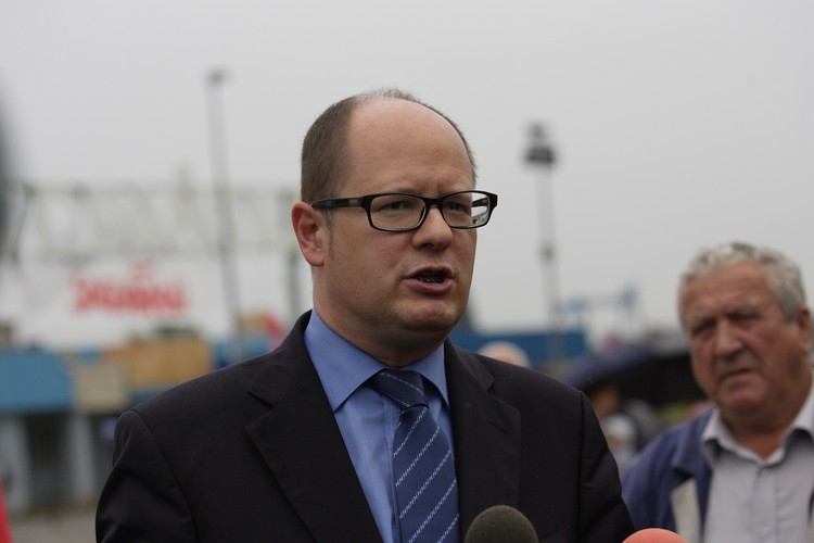 Paweł Adamowicz zasiada w dwóch radach nadzorczych: Zarządu Morskiego Portu Gdańsk oraz Gdańskiego Przedsiębiorstwa Energetyki Cieplnej. Z tego tytułu prezydent Gdańska zarabia 117,9 tys. zł.