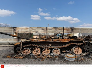 Rosyjski czołg T-72 zniszczony podczas bitwy o Kijów, 25 marca 2022. Photo by Alex Chan Tsz Yuk/SOPA Images/Shutterstock (12867466f) 