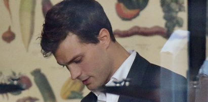 Elegancki Jamie Dornan jako Christian Grey