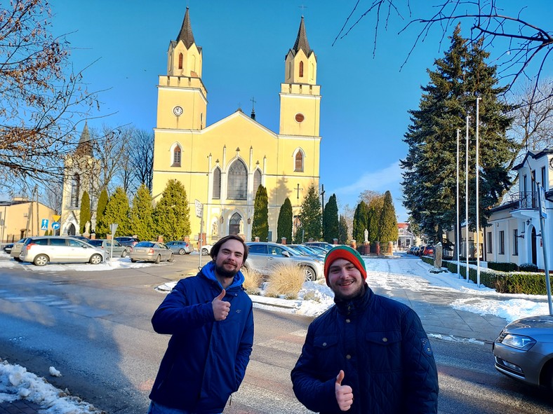 Bogumił Barański i Patryk Barański twierdzą, że w kościele w Wiskitkach jest zbyt chłodno. Dlatego mogą dać kciuka w górę dla pomysłu montażu nowego ogrzewania w świątyni