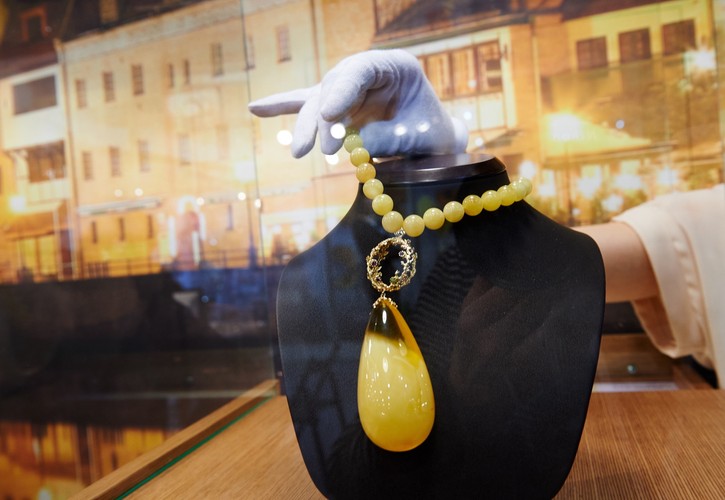 Poza prezentacją wyrobów w programie imprezy jest także cykl seminariów edukacyjnych z zakresu gemmologii, przygotowany jest we współpracy Muzeum Ziemi PAN, Muzeum Inkluzji Uniwersytetu Gdańskiego oraz Wydziału Chemicznego Politechniki Gdańskiej.<br>Na zdjęciu: Bursztynowy naszyjnik wyeksponowany na stoisku firmy Nac Amber<br><br>fot. (aw/cat) PAP/Adam Warżawa