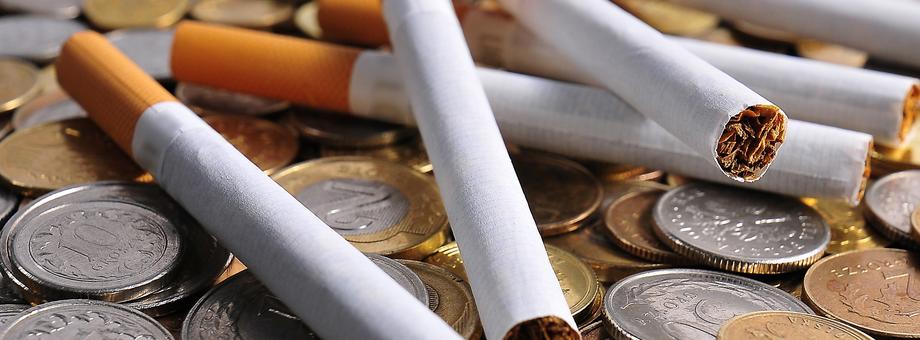 Spadek udziału nielegalnej sprzedaży w rynku do 5,8% jest jednak nie tylko efektem skutecznych działań polskich służb, ale również dynamicznie rosnącej – pomimo podwyżki podatku akcyzowego na papierosy w 2020 roku – legalnej sprzedaży papierosów w Polsce