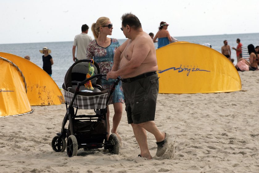 Ryszard Kalisz z żoną Dominiką i synem Ignasiem na plaży