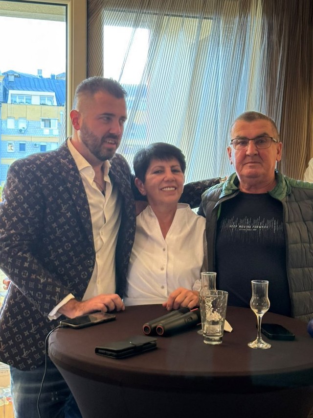 Aca Kos slavi rođendan sa Čedom i roditeljima 