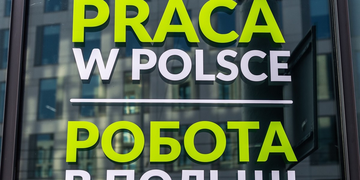 - Problem braku pracowników w handlu jest widoczny w większych miastach. W dużych ośrodkach coraz częściej widzimy w sklepach ludzi zza wschodniej granicy - mówi szef Polskiej Izby Handlu. 