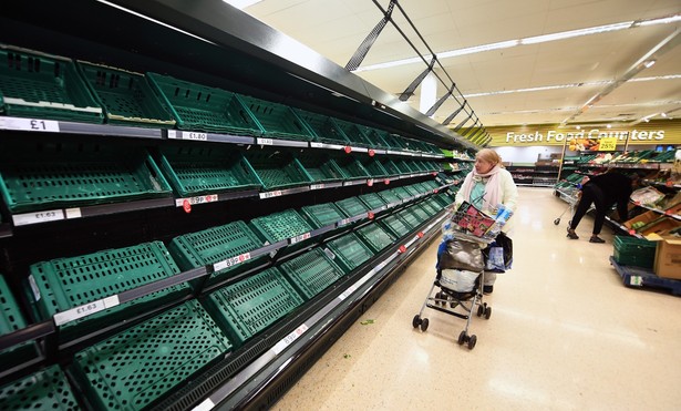 Puste półki w brytyjskich marketach