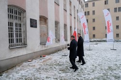 Znicze zapłonęły przed tablicą upamiętniającą Kornela Morawiekiego