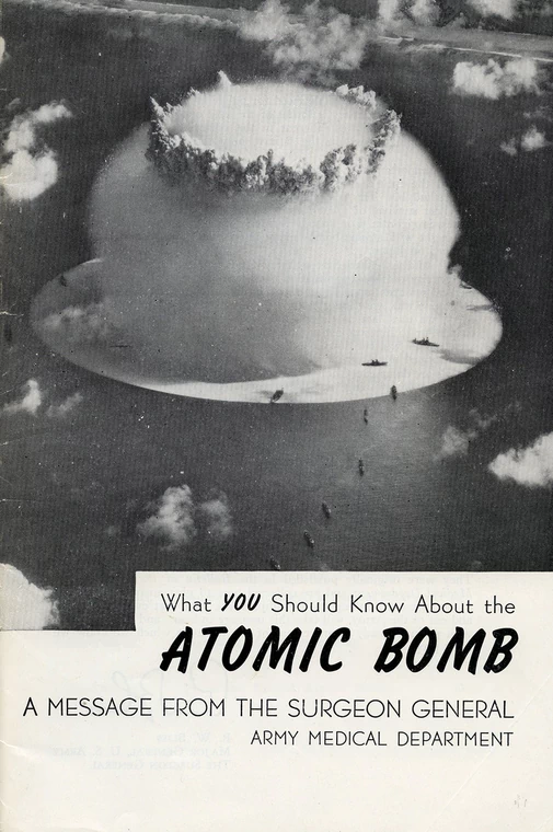 Okładka krótkiego poradnika z lat 40. XX w. prezentującego skutki działania promieniowania