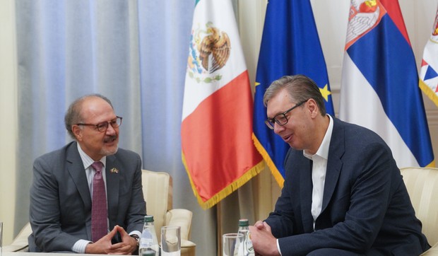  Aleksandar Vučić i ambasador Feliks Korona