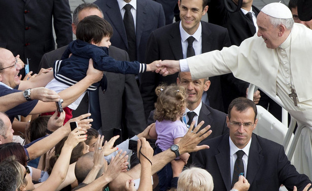 Papież Franciszek pozbywa się prezentów. 10 euro za nowy samochód 4x4