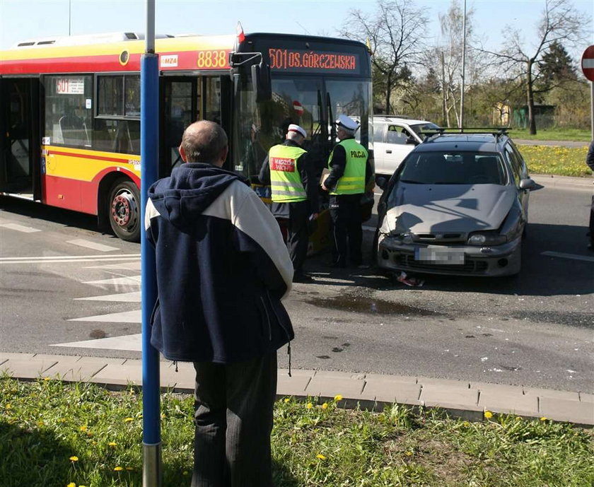 Autobus wbił się w auto