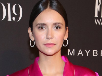 Nina Dobrev igazán tehetséges fodrász: pasija haját vágta le a karantén alatt