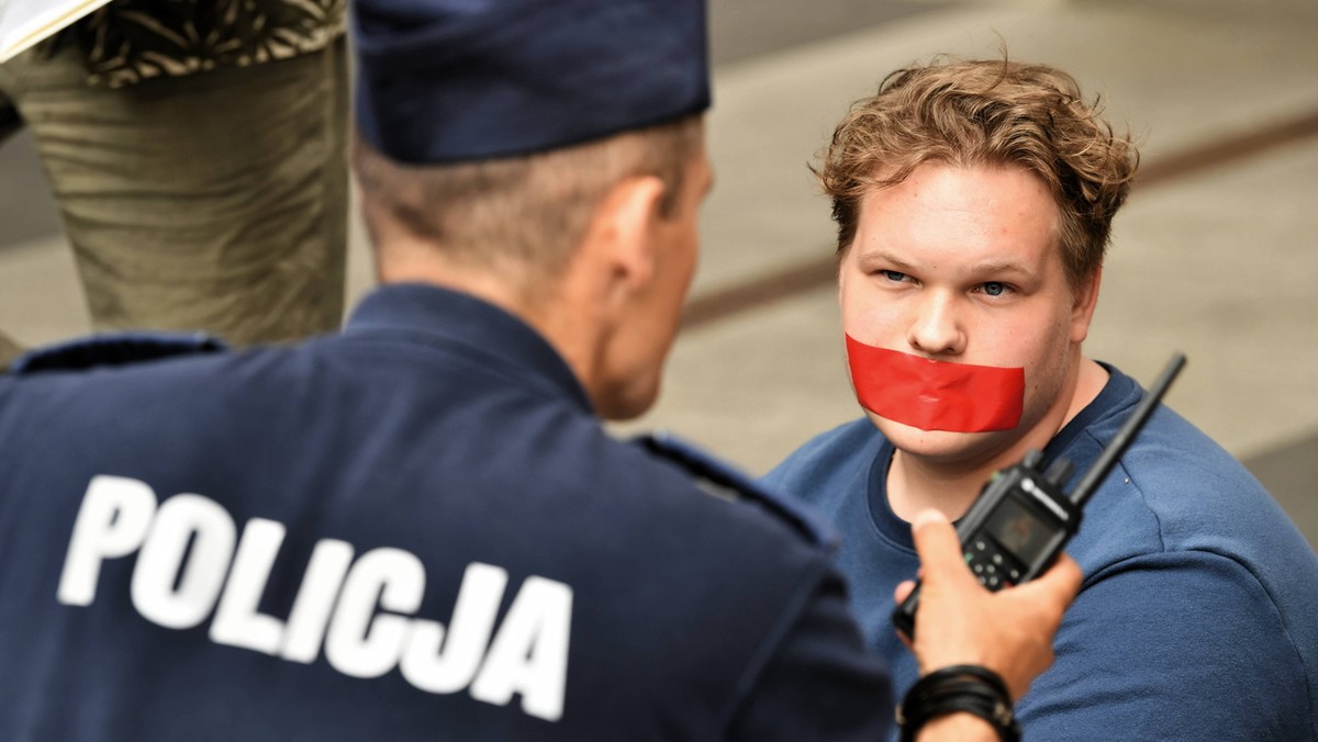 Franek Broda i policjant.