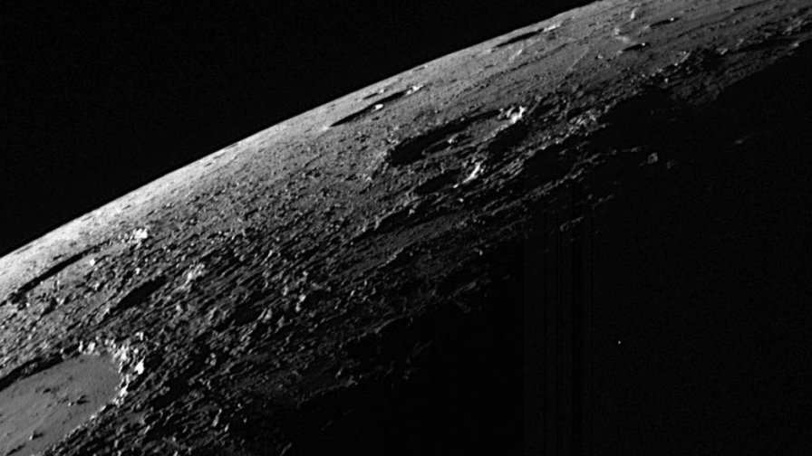 Na zdjęciu pokryta kraterami powierzchnia Merkurego. Fotografię wykonała sonda Messenger, fot. NASA/JPL.