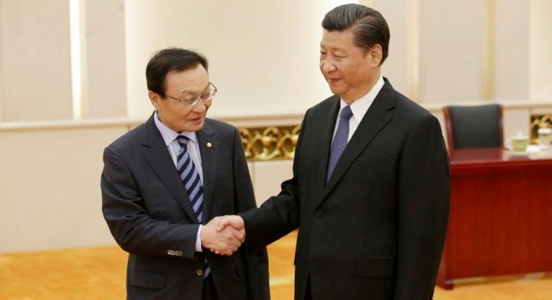 South Korean special envoy Lee Hae-chan (L) meets China's President Xi Jinping at the Great Hall of the People in Beijing on May 19, 2017