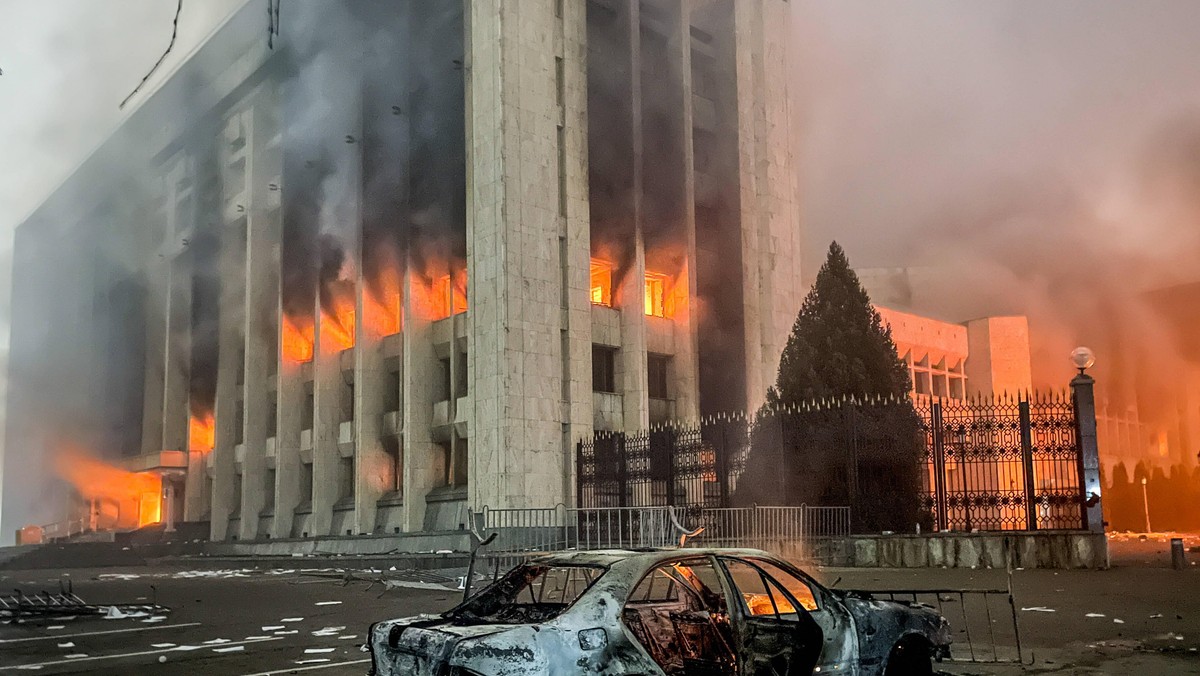 Ałmaty, Kazachstan, płonące biuro burmistrza, podpalone przez demonstrantów, 5 stycznia 2022 r. Fot. Valery Sharifulin / TASS-Sharifulin. PAP/ITASS.