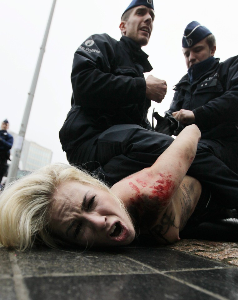 Roznegliżowany Femen protestuje mimo mrozu