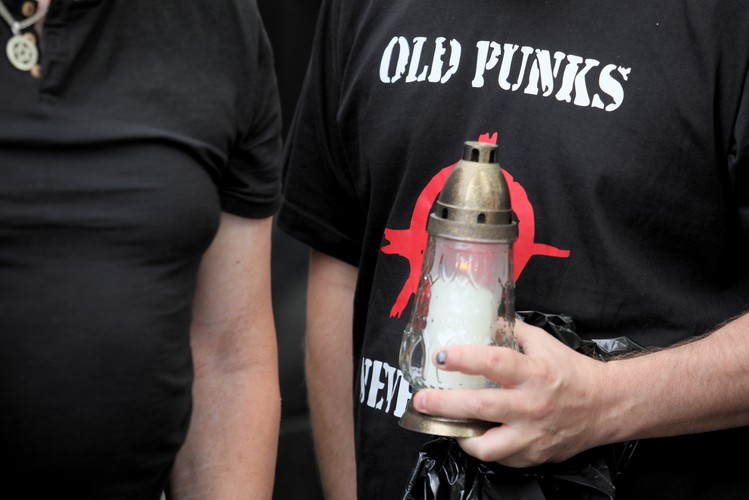 Rodzina i przyjaciele podczas uroczystości pogrzebowych muzyka Roberta Brylewskiego odbyły się, 15 czerwca 2018 roku na warszawskich Powązkach.