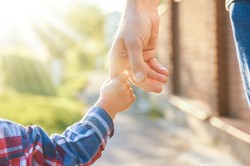 Rząd zamierza naprawić przepisy związane z zasiłkiem opiekuńczym. Czy ZUS do tego czasu wypłaci pieniądze?