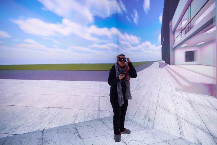 Gdańska instalacja nie jest pierwszym tego typu obiektem, jednak jako jedyna wyposażona jest w sferyczny symulator chodu. 

<br><br> fot. (aw/cat) PAP/Adam Warżawa