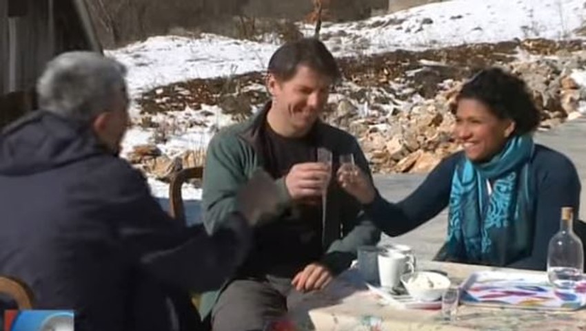 Petar Pecanać sa suprugom Mairom u selu kod Drvara