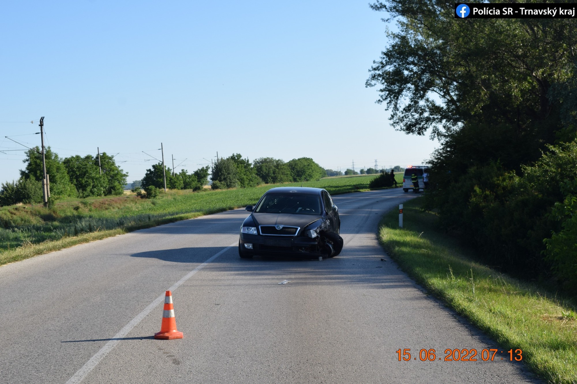 Vodič zmietol motorkára z cesty.