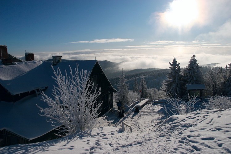 Tuż poniżej szczytu stoi przytulne schronisko PTTK