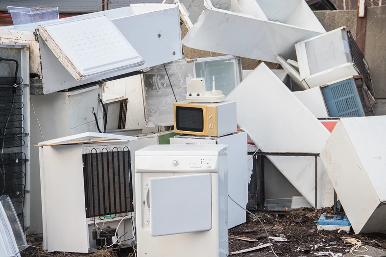 Dzikie wysypiska z zalegającymi na nich elektrośmieciami to prawdziwa bomba chemiczno-biologiczna z opóźnionym zapłonem.