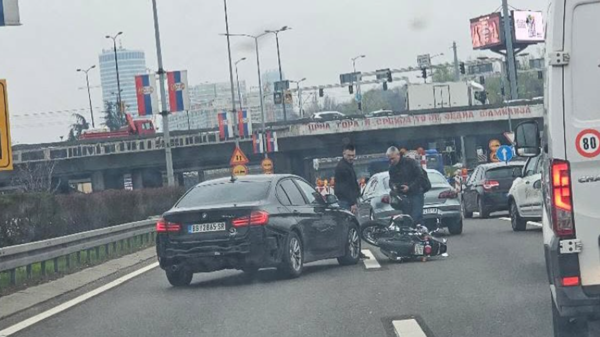 (FOTO) OBOREN MOTOCIKLISTA NA MOTOPUTU Saobraćajna nesreća kod Autokomande, vozači, oprez! Stvara se VELIKA GUŽVA